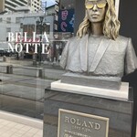 BELLA NOTTE - お店入り口のローランド像