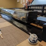 錦州寿司 - カウンターの後ろは個人名の湯のみたち？