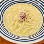 焼鳥 せきね - 締めの特製鳥そば　このスープが濃厚なのにあっさり　不思議な美味しさの中華そばです