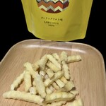 グランカルビー - こちらはサクサク軽い食感の「ガーリックソルト味」やめられない〜止まらない〜、あ、あれもカルビーでしたね