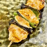 焼鳥 せきね - お任せ5本③肩肉には九条葱を挟んで香ばしく