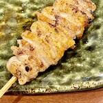 焼鳥 せきね - 追加串②皮　しっとり系の皮ですが表面はカリッと香ばしく　完璧です