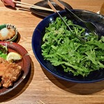 窯焼和牛ステーキと京のおばんざい 市場小路 - 春菊とじゃこのサラダ。春菊以外の野菜がなくてメニューに偽りなし