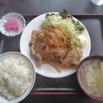 244323665 - お料理番組に出てきそうな、極々ふつうの生姜焼き定食