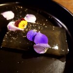 Uesuto Papa - 北海道南茅部の白口浜真昆布のゼリー・食用花を添えて