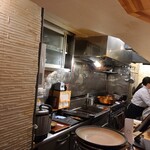 Tonkatsu Keita - まずは奥の銅鍋で揚げ
