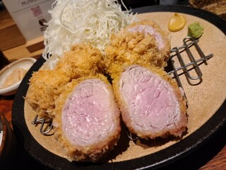 とんかつ けい太 - 艶々と美しいヒレカツの断面。肉の断面が舌に付くように食べるとよいそうです