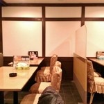 逸品坊 - 店内奥のテーブル席
