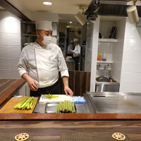 やさいや 鉄板焼野菜 赤坂店 - アスパラの下拵えですネ！