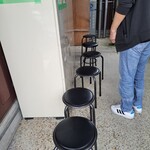 麺屋 えぐち - 店外のウェイティングシート♪