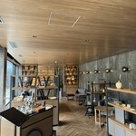 FUFU KYU-KARUIZAWA - ロビーとバー　ロビーは夕方、フリーフローサービス