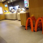 McDONALD'S - 店内は空いてます。