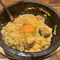 侘家古暦堂 祇園花見小路本店 - 店員さんが混ぜた後に更に卵を落とします。