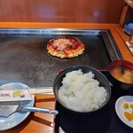 Ikkyuusan - お好み焼き定食￥890。お代わりあり。ハイコスパ！
