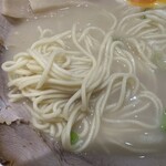 中華そば 高安 - 麺は豚骨ラーメン特有の細麺です♪