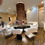 中華そば 高安 - 店内はテーブル席のみですが広いです。