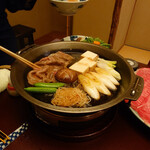 人形町今半 - 店員さんが調理してくれます