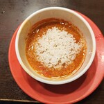 真っ赤ならーめん とまこ - ライス（小）投入