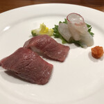 244345112 - 黒毛和牛にぎりと真鯛のコブじめ