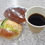 パリーヌ - 購入したパン ＆『国内線搭乗待合室売店』で購入した「雪室珈琲 ホットコーヒー」