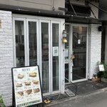 MALLORY PORK STEAK - 店の入り口。結構駅から歩く。