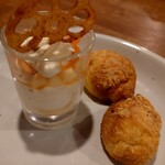 ウエストパパ - クリームチーズのムース、グジェール添え