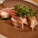 ウエストパパ - 本鮪のハラミの炙り、細葱と山椒の葉を添えて