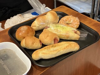 Kintarou Pan - キタさんか買ったもの　※家で待つ奥様用、翌日のパンらしい　※それにしても、買い過ぎじゃろ