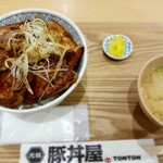元祖豚丼屋 TONTON - 豚バラ丼(味噌汁&漬物付き)