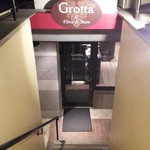 階段を下りて地下です