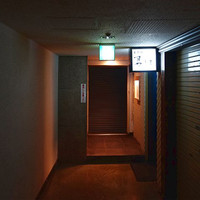 北新地 君しま - 入口は1F、店は地階