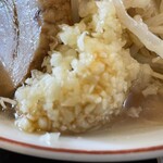 麺屋 小十郎 - 『ラーメン並盛ニンニクヤサイマシ』のニンニク
