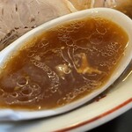 麺屋 小十郎 - 『ラーメン並盛ニンニクヤサイマシ』のスープ
