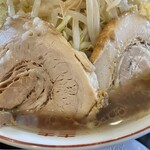 麺屋 小十郎 - 『ラーメン並盛ニンニクヤサイマシ』のチャーシュー