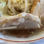 麺屋 小十郎 - 『ラーメン並盛ニンニクヤサイマシ』のチャーシュー