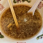 麺屋 小十郎 - 『ラーメン並盛ニンニクヤサイマシ』のスープ