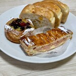 神戸屋キッチン - コーンフォカッチャ、白桃と洋梨のパイ、3種ベリーとピスタチオのデニッシュ