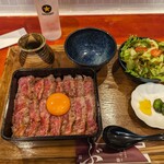 Miyazaki wagyuuniku juubunsuto - 黒毛和牛赤肉のお重1980円