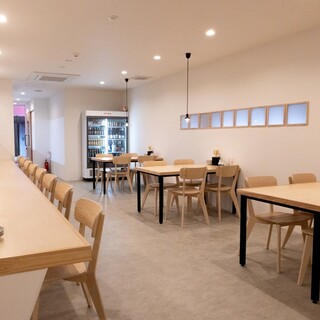 少人数も大人数も可能な客席。