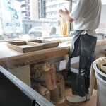 官兵衛うどん - 足袋を履いて作業されてありました