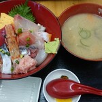 KANESEI - お刺身丼と豚汁セット