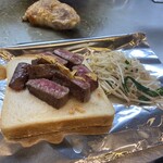 Teppanyaki Ottou Nakazakichou - ランプステーキ。鉄板焼のお肉の美味しいさはもちろんだが、鉄板焼でしか表現出来ないクオリティ。最後に、下の食パンも鉄板で焼いてくれる。