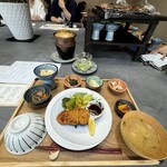 食堂 おわん - お肉は豚カツ