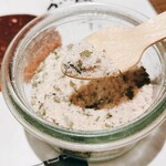 おやじの炉端ハンバーグ - お塩　ヒマラヤピンク岩塩とバジル