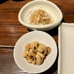 とりや鈴なり - お通し330円醬油豆、鬼おろし