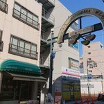 サン・ペルル - 商店街のアーチのそば