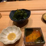 Sushi Takumi - 三陸の、わかめ。今回は薬味が変わってカラシ味噌とかぼす醤油の2種類。