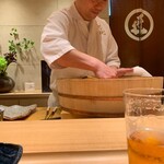 Sushi Takumi - 永山親方のシャリ切り。なんでも、合わせ酢の塩をいろいろ試してベストのものに変えたとか。以前よりシャリが強めで、鮨の輪郭がくっきりした感じ。