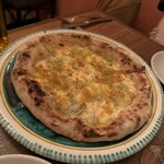 トラットリア ラ タルタルギーナ - シラスとカラスミのピザ