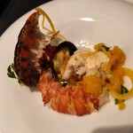 ベルエキップ - 半生食感でプリプリ食感のオマール
      
      説目通り、プリッと食感のあるスズキの旨味感
      
      玉ねぎにも変わった面白い味わいがしてるなあ
      味わいが複雑なので説明ができないけれど（笑）